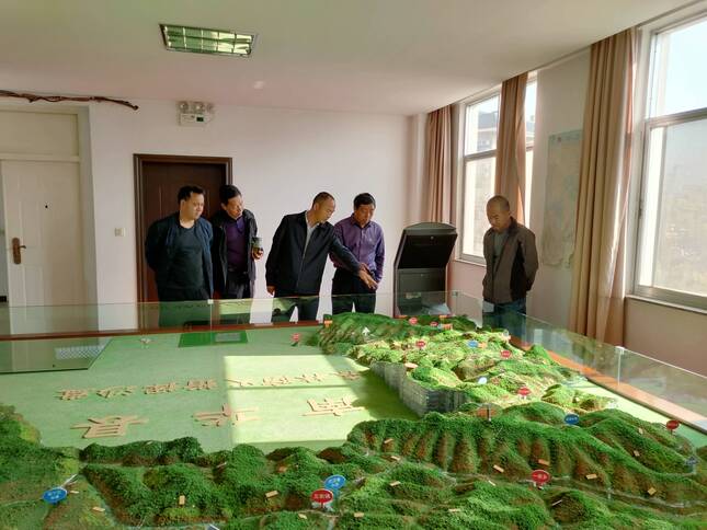省林草局桂奎同志查看防灭火沙盘.jpg