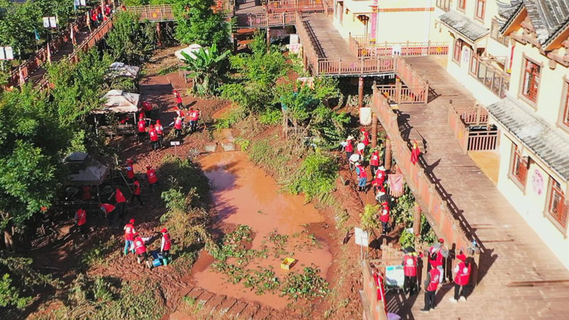 党员干部正在清除淤泥。南华县融媒体中心供图