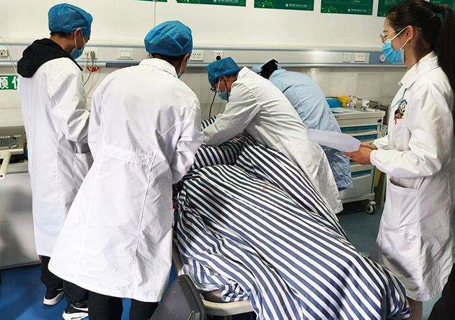 医生正对李某进行救治。南华县马街镇政府供图